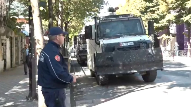 11:16 Protestuesit nisin marshimin drejt Ministrisë së Arsimit, policia rreshtohet para godinës, bëhen gati edhe autobotet