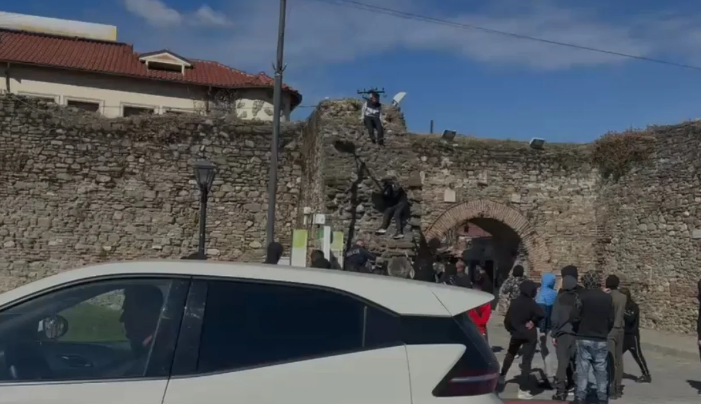 Situatë e rrezikshme në Elbasan, protestuesit e mitur ngjiten në muret e kalasë së qytetit