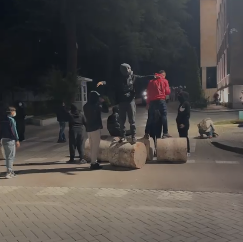 19:04 Çfarë po ndodh para Kryeministrisë?/ Të rinjtë “bllokojnë” rrugën e autobotit me ulëset e betonit (VIDEO)