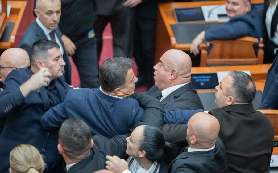 10:40 Përplasjet në Parlament, Sekretariati i Etikës përjashton me 60 ditë nga seancat 6 deputetë të PD