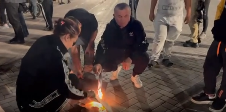 17:48 Mesazh për Ramën?/ Protestuesit i vënë zjarrin posterit me Vuçiç-in (VIDEO)