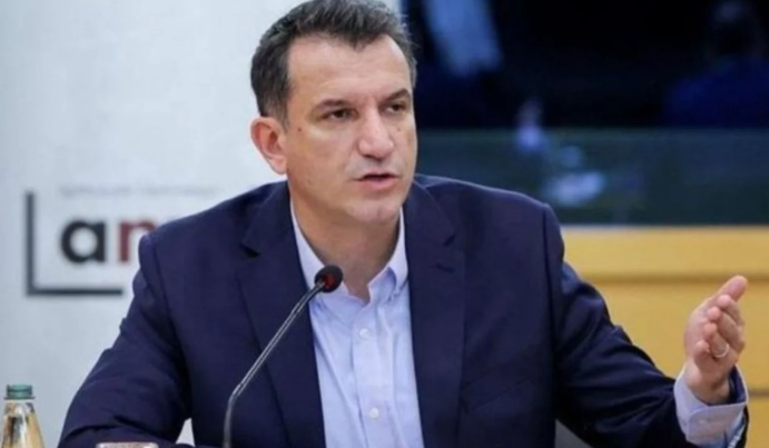 12:15 Drejtoria e Burgjeve transferon Erion Veliajn nga Durrësi në Fier