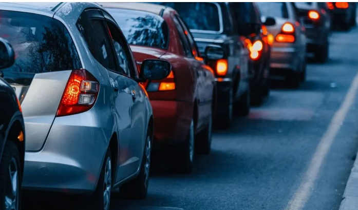 12:18 Ndryshimet në paketën fiskale 2027/ Hiqet taksa e qarkullimit nga nafta dhe benzina, rritet për automjetet, në skemë edhe makinat elektrike
