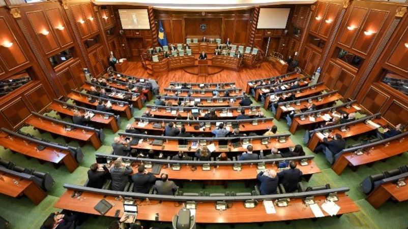 Kuvendi i Kosovës miraton në parim projektligjin për Dhomat e Specializuara, deputetët votojnë në mënyrë unanime