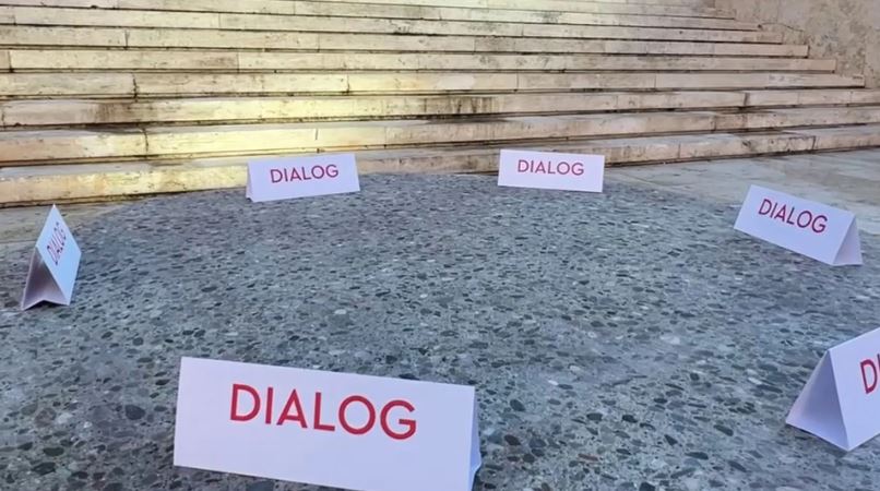 08:22 Rama sërish thirrje protestuesve për dialog, sofra e gurtë vijon të jetë para Kryeministrisë