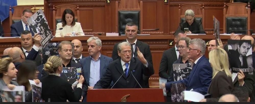 Berisha për deputetët e mazhorancës:“I meritojnë kafkat e çara dhe kockat e thyera”, Peleshi i heq fjalën për gjithë seancën