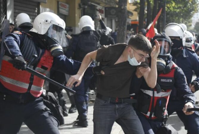 09:45 “Arrestoje, por mos e qëllo në kokë”/ BIRN: Prindërit e protestuesve denoncojnë dhunën policore