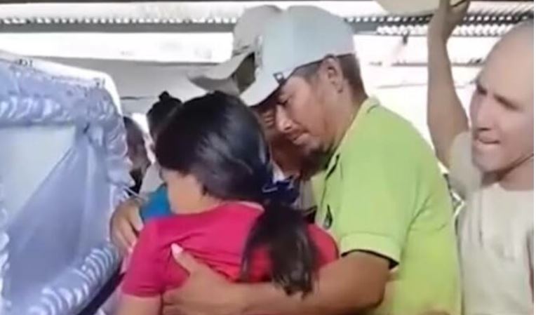 E shpallën të vdekur dhe e vendosën në arkivol, vajza 15-vjeçare zgjohet pas gati 8 orësh gjatë ceremonisë mortore (Video)