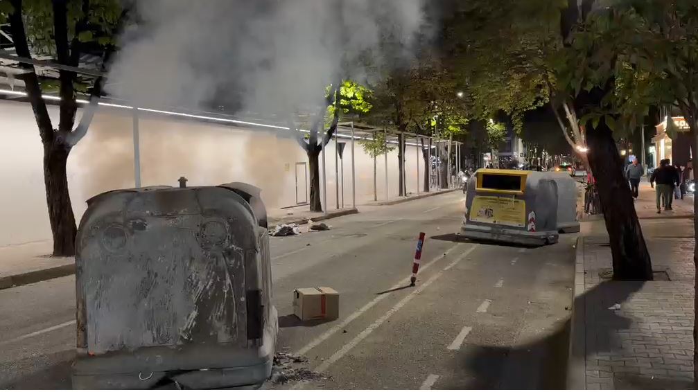 Protestuesit u vënë flakën koshave të mbeturinave, bllokojnë qarkullimin e makinave (VIDEO)
