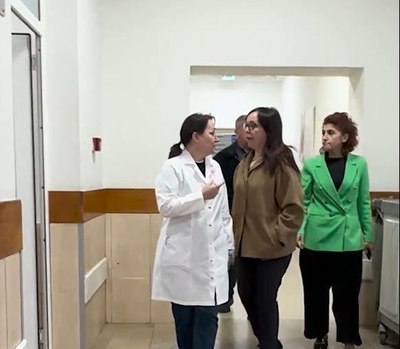 Protestuesit dhe policët e lënduar nga protesta, ministrja e Shëndetësisë shkon në Spitalin e Traumës