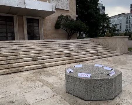 14:35 “Ta harrojë se do të na trembë!”/ Studenti sfidon Ramën pas masave ndëshkuese: Ditën hamë gaz, natën punojmë! Kushtetuesja do t’i rrëzojë
