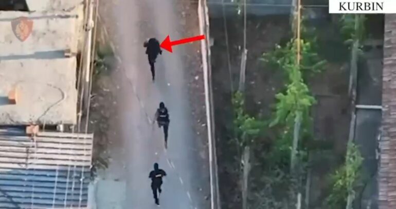 Me armë në makinë/ Tentoi t’i shpëtonte arrestimit dhe përplasi makinën e policisë, në pranga 27-vjeçari në Kurbin (VIDEO)