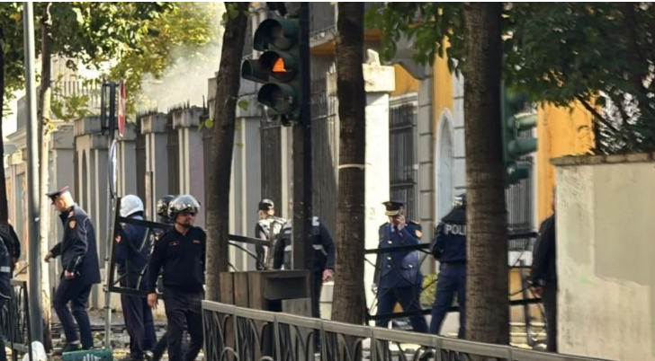 14:53 Skënder Hita zbret në terren, mes forcave të policisë te Ministria e Arsimit