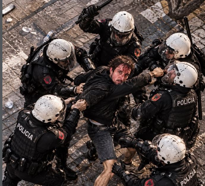 08:19 Kush është Klevi Metaj, studenti që u përball me 6 efektivë të FNSH-së dhe u kthye në simbol të protestës?