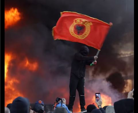 08:50 Tirana në flakë dhe nën kaos! 14 tetori i dhunës: Ministri të sulmuara, biznese të djegura dhe 51 policë të lënduar