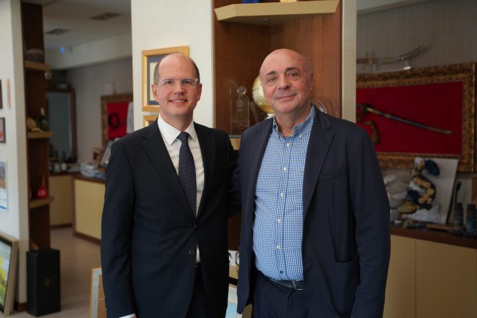 16:08 Sekretari i Përgjithshëm i FIBA në Tiranë, takim me Presidentin e FSHB Avni Ponari