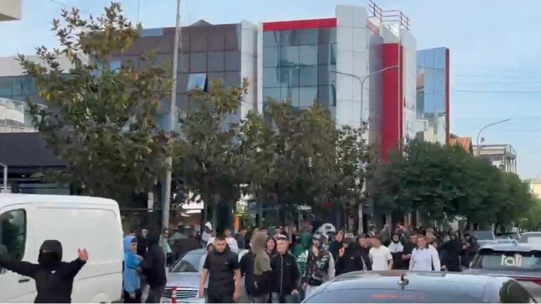 Revolta përhapet në Fushë-Krujë! Nxënësit e gjimnazit “Shotë Galica” nisen drejt Tiranës