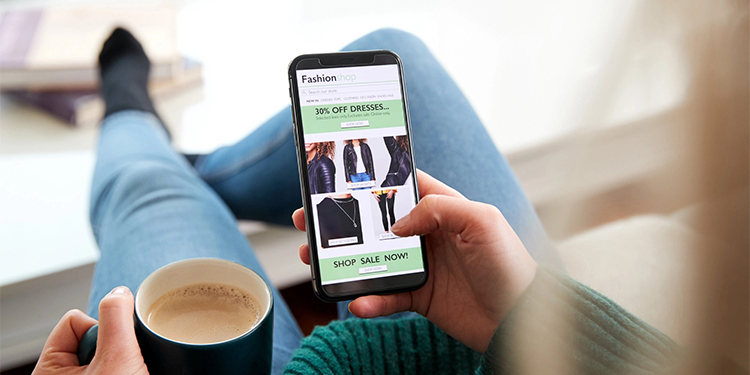 Gen Z shqiptarë rrinë online, por 55+ vjeçarët blejnë më shumë