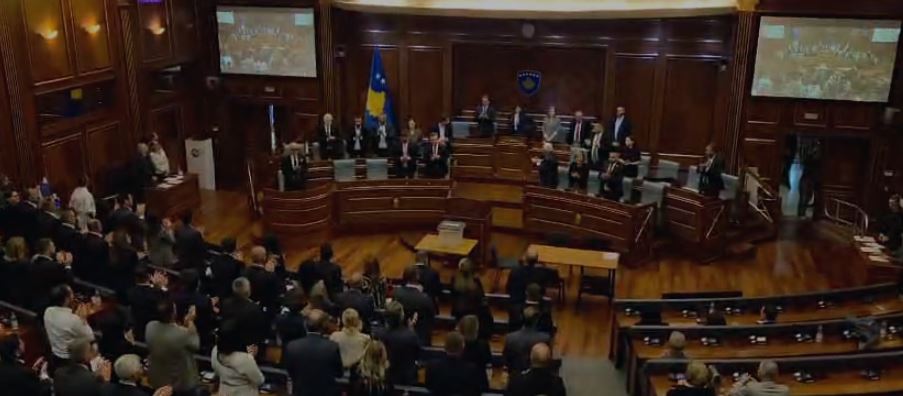 Miratohet Ligji i Speciales, deputetët e Kuvendit të Kosovës brohorasin: UÇK, UÇK