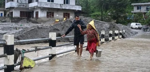 Përmbytje në Nepal/ Pesë persona humbin jetën, shkatërrohen shtëpi dhe ura