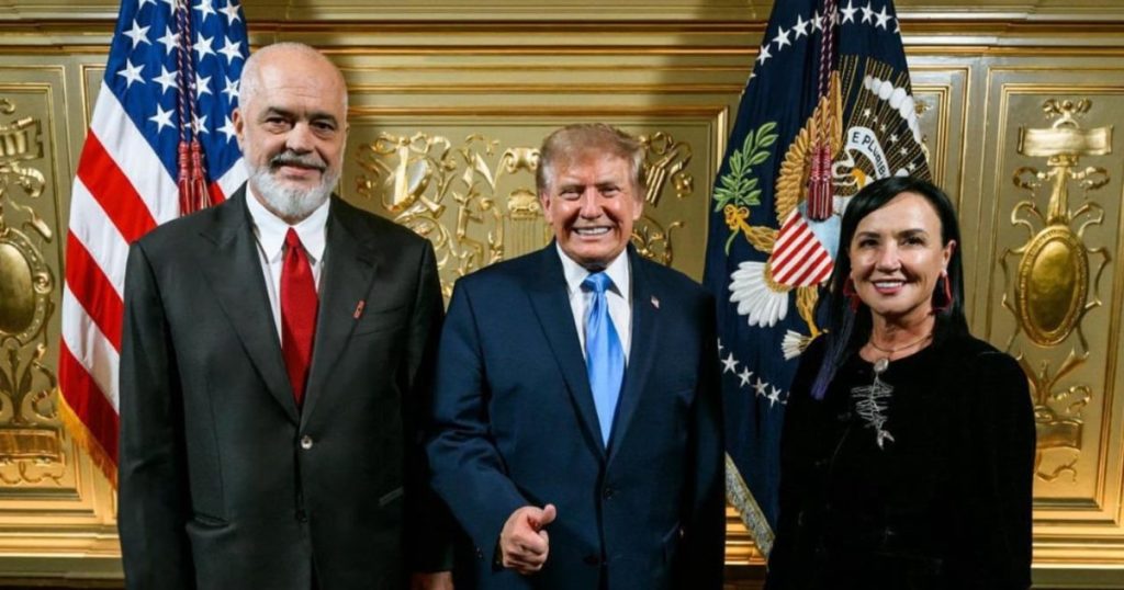 Rama publikon foton me Presidentin Donald Trump pas vizitës në SHBA dhe ironizon opozitën