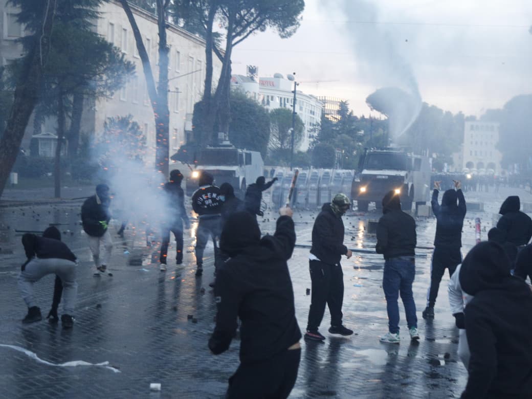 08:00 Dita e katër e protestës! 47 të arrestuar për shkatërrim prone, Rama i prerë kundra dorëheqjes! Edhe në qytete të tjera tensione