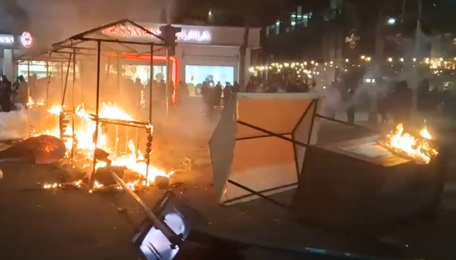 Përplasje të ashpra në protestë/ 13 të lënduar, mes tyre protestues, policë, gazetarë dhe kalimtarë