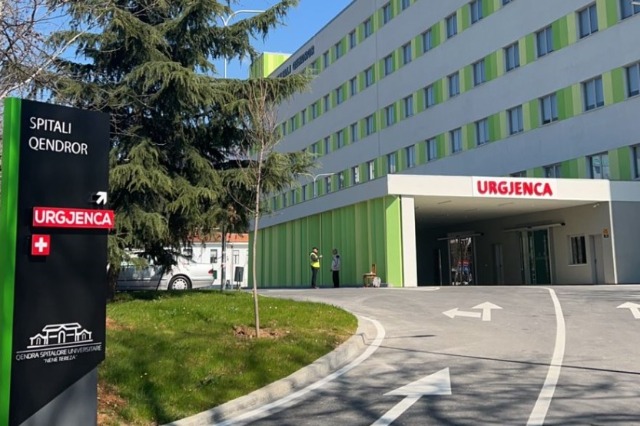 QSUT: Tre protestues dhe katër efektivë policie po marrin ndihmë mjekësore, janë në gjendje shëndetësore stabël