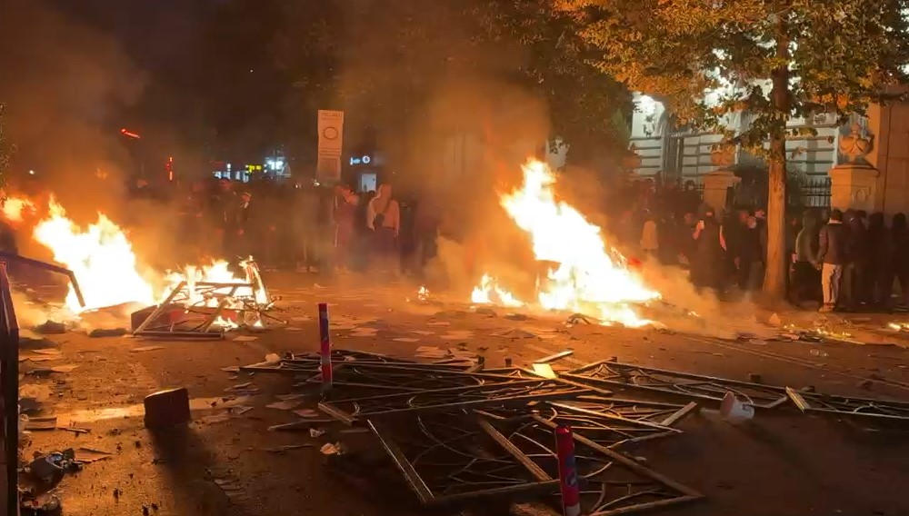 19:36 QSUT përditëson gjendjen e të lënduarve nga protesta: 26 persona të trajtuar, dy efektivë nën kujdesin mjekësor