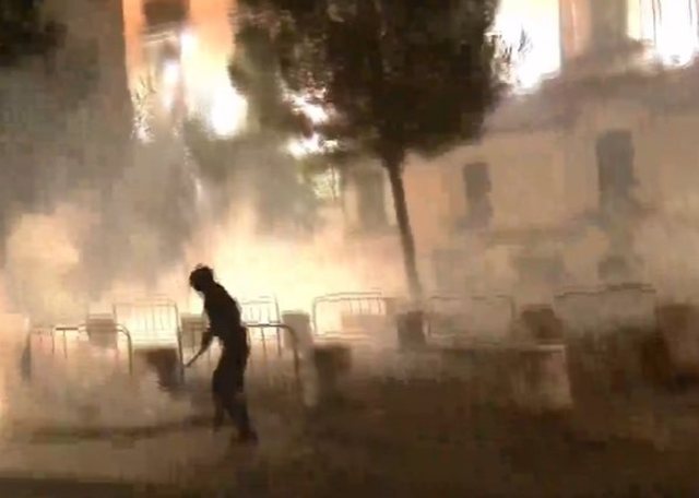 20:14 Protestuesit tentojnë të shpërthejnë dyert e Ministrisë së Brendshme