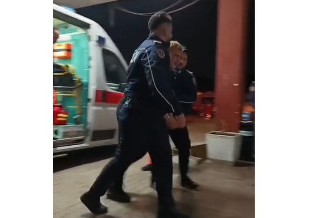 Protestuesi i lënduar dhe me pranga paraqitet në Spitalin e Traumës