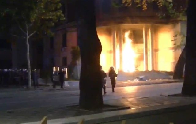 20:37 Hyrja e Ministrisë së Financave përfshihet nga flakët