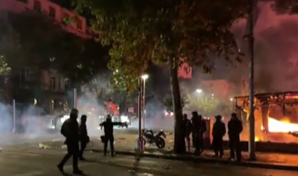 21:00 Policia ndërhyn për të shoqëruar protestuesit të Parku Rinia, qëllohet me gur në drejtim të tyre