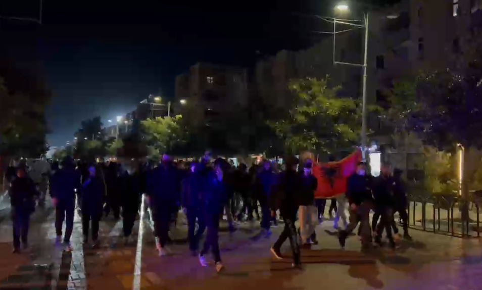 21:02 Protestuesit mblidhen në Elbasan edhe gjatë mbrëmjes, thirrje për dorëheqjen e Ramës (VIDEO)