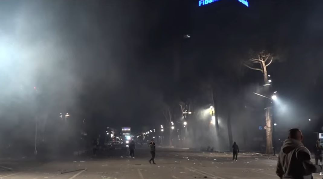 21:59 Protestuesit tentojnë sërish të shkojnë drejt Kryeministrisë, policia e mbush bulevardin me gaz