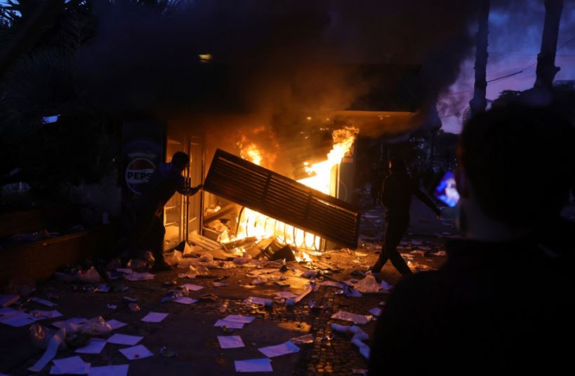 22:15 Dhunë, bllokime rrugësh dhe ndërprerje shërbimesh, Ambasada e SHBA-së: Tregoni kujdes për sigurinë personale