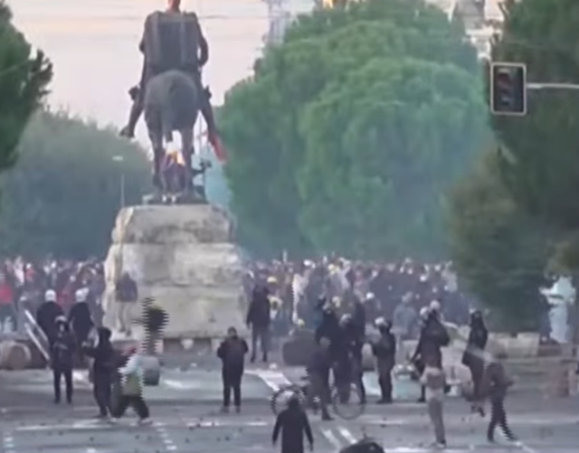 Trazira në sheshin “Skënderbej”, përplasje të ashpra mes protestuesve dhe policisë