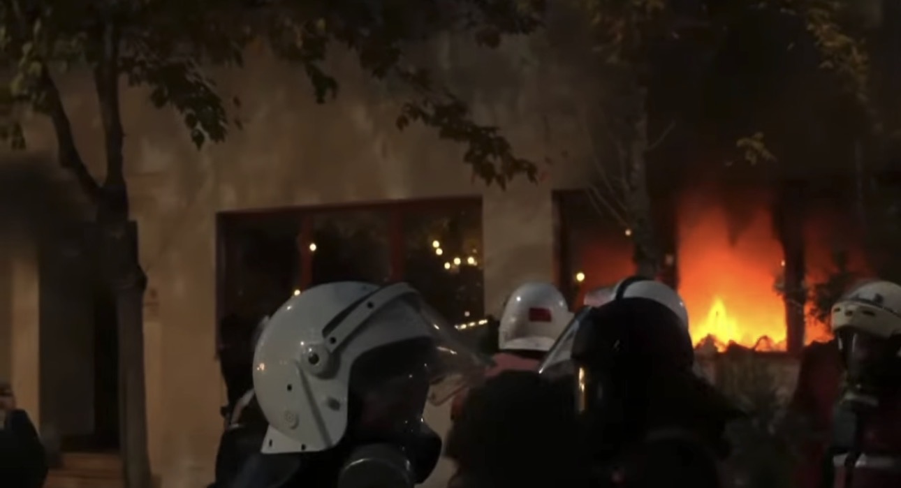 18:40 VIDEO/ Protestuesit i vënë zjarrin Komisariatit nr. 3 në Tiranë