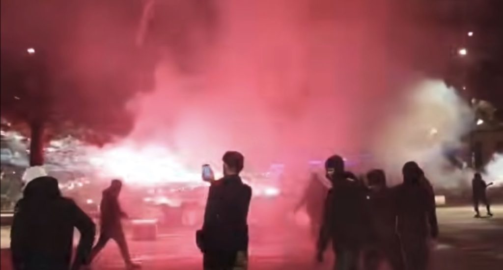 (VIDEO) Të rinjtë hedhin gurë e fishekzjarrë drejt policisë