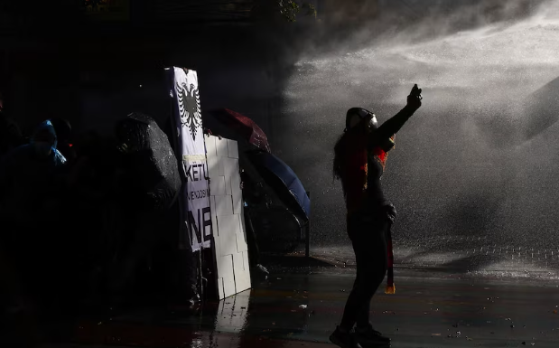 19:46 Protestuesit largohen nga PS, policia hedh gaz lotsjellës