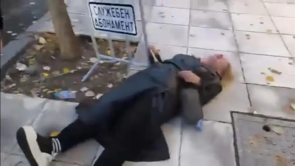 Gazetarja bullgare shtyhet në tokë nga oficeri i sigurisë së kryetares së Parlamentit, përfundon në spital! (VIDEO)
