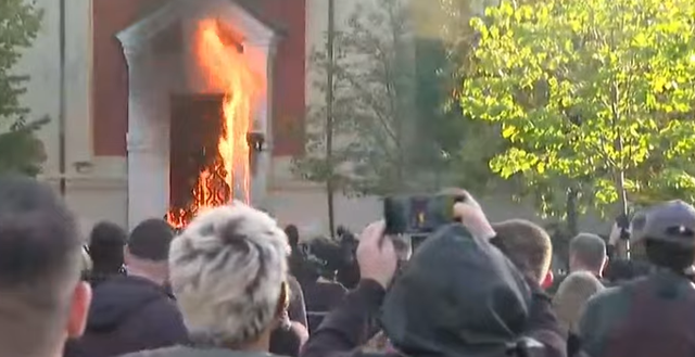 16:38 Protestuesit i vënë flakën Bashkisë Tiranë