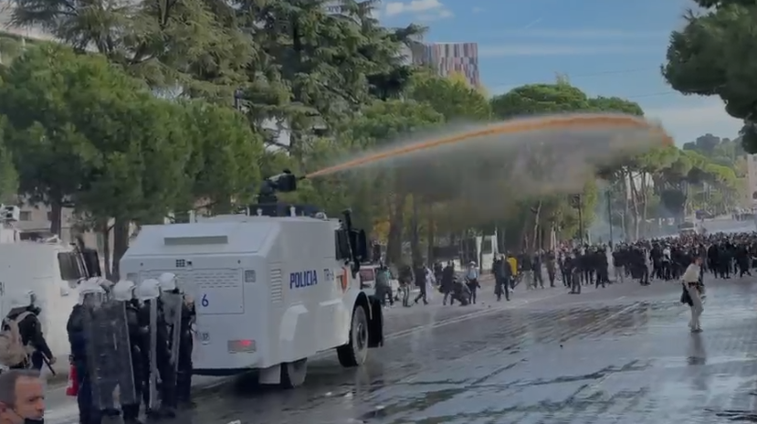 17:01 Ministria e Shëndetësisë: Janë paraqitur për trajtim mjekësor një deputet, efektiv policie, përfaqësues të medias dhe protestues