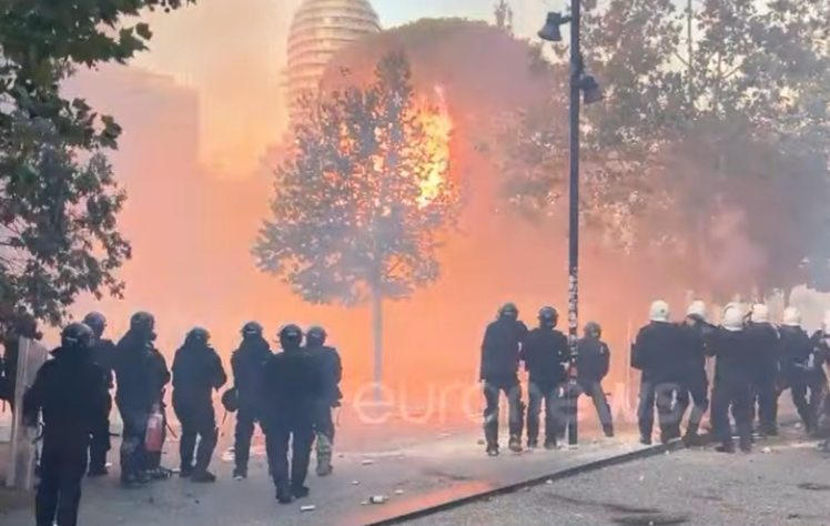 17:23 Përshkallëzohet protesta në Tiranë, gaz lotsjellës dhe molotovë në Sheshin Skënderbej, policia: Jo me gurë, se do të reagojmë