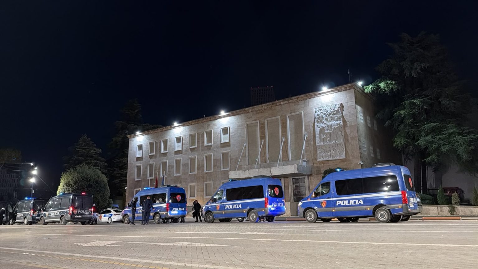 21:54 Mbyllet protesta në Tiranë, 13 të lënduar dhe disa persona të shoqëruar