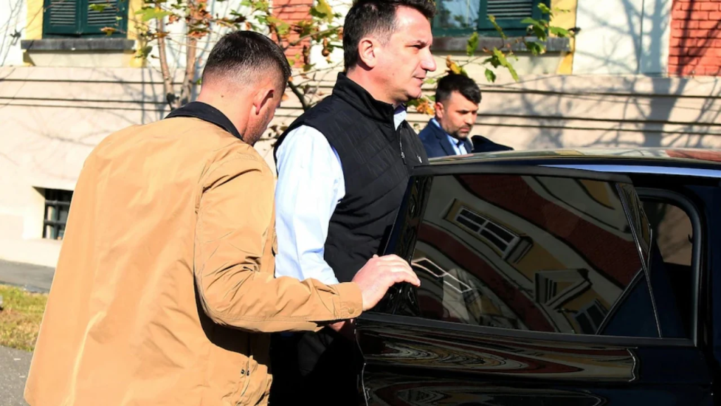Ndryshojnë kushtet e qëndrimit në burg për Erion Veliajn, kryebashkiaku i Tiranës del vetëm në ajrim, vendoset në një qeli më vete