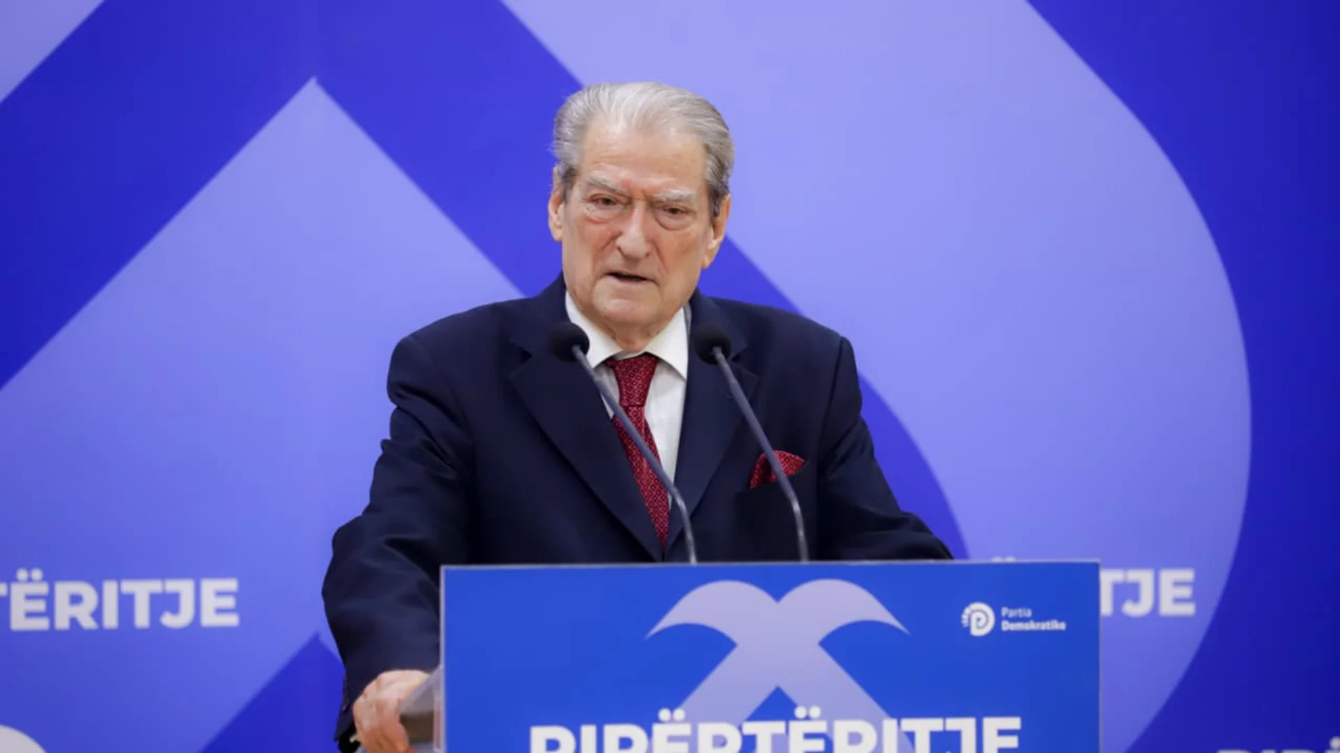 12:38 “Nesër të gjithë në protestë kombëtare të fuqishme”, Berisha: Studentët kanë bërë krenarë sot me trimërinë, guximin e tyre çdo shqiptar
