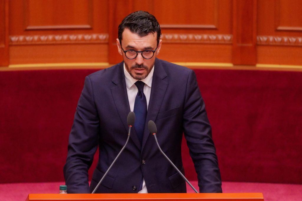 Përfundon rruga Kombinat-Pezë, Karakaçi: Lidhet kontrata për 9 kilometrat e tjerë drejt Ndroqit, ndërsa 10 kilometrat deri në Plepa dalin në garë brenda nëntorit