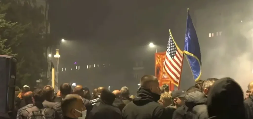 Tensione para Kuvendit të Kosovës, policia hedh gazlotsjellës (VIDEO)