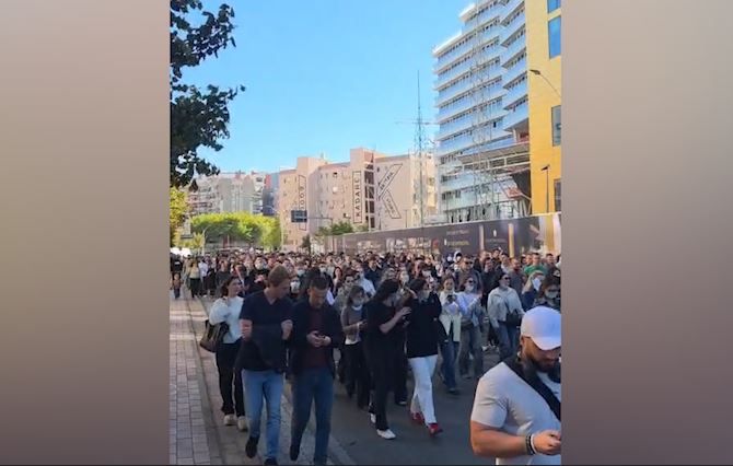 11:07 “Rama n’burg”, “Berisha n’burg”, qendra e Tiranës oshëtin nga thirrjet kundër klasës politike. “Mjekësia” vijon marshimin drejt Ministrisë së Arsimit